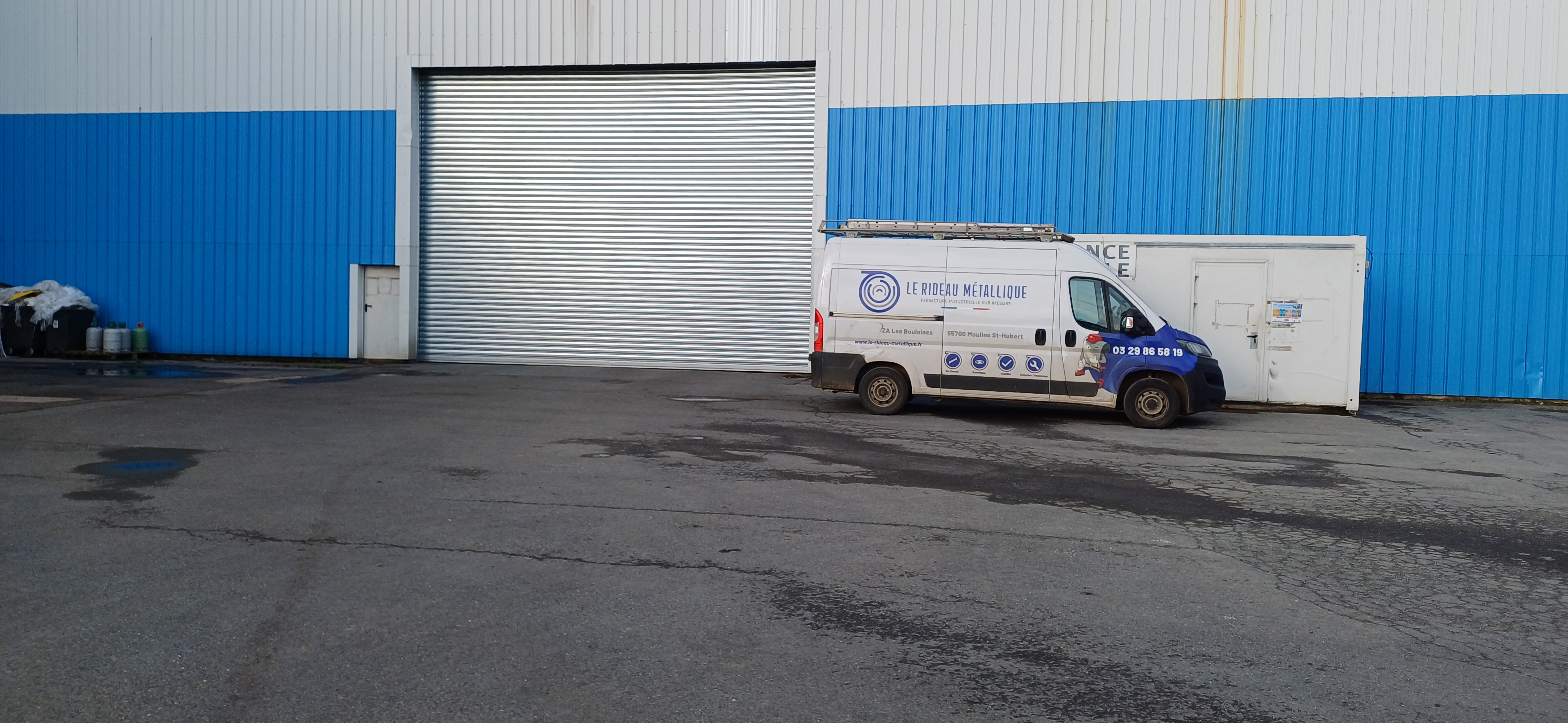 Grand Fourniture et pose d’un rideau de grande largeur avec lames nervurés en remplacement de l’ancien