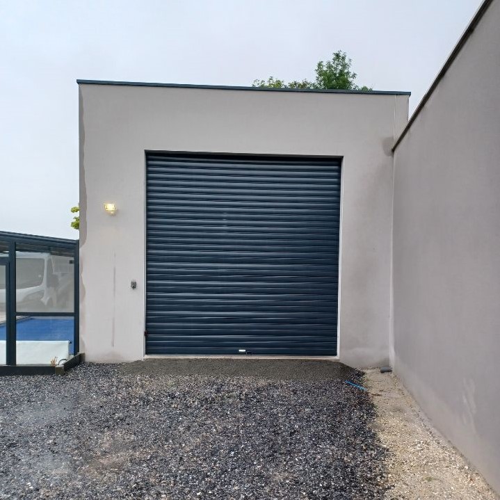 Rideau métallique accès local piscine