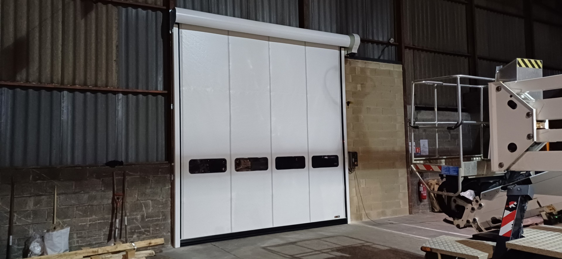 Porte sectionnelle avec hublots 